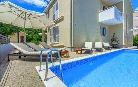 Cozy home in Dugopolje with jacuzzi