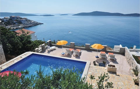Awesome home in Sevid with house sea view