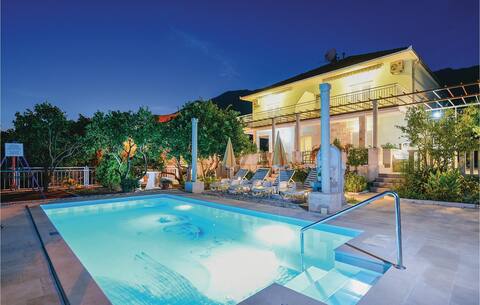 Awesome home with 5 Bedrooms, WiFi and Outdoor