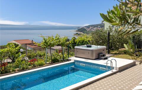 Amazing home in Omis with jacuzzi