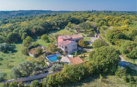 4 bedroom cozy home in Rakalj