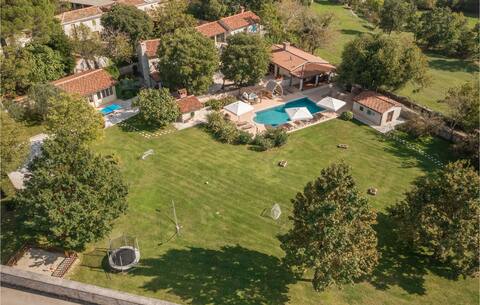 Nice home in Tinjan with jacuzzi