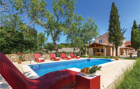 Awesome home in Manjadvorci with WiFi