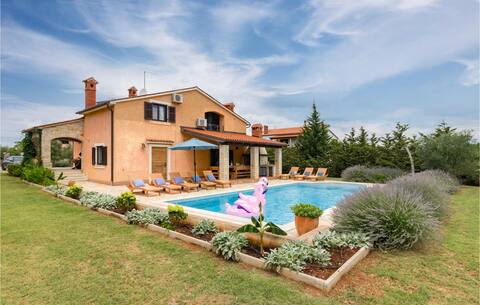 Stunning home in Pula with outdoor swimming pool