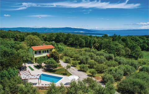 Lovely home in Peruski