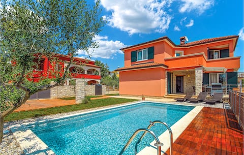 Successful Airbnb property: Beach front home in Umag in Murine