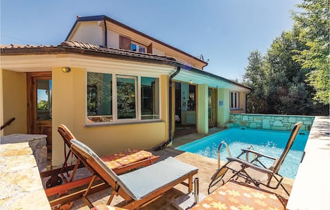 Lovely home in Liznjan with kitchen