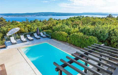 Nice home in Crikvenica with sauna
