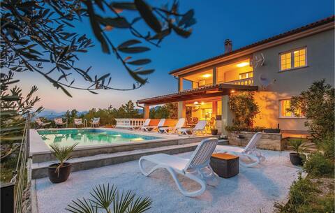 Gorgeous apartment in Smrika with WiFi