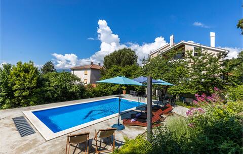 6 bedroom stunning home in Spincici