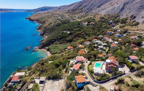 5 bedroom awesome home in Pag