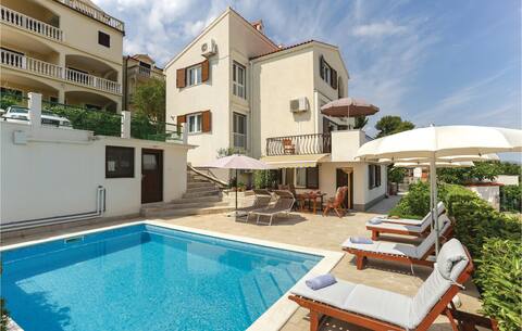 Beautiful home in Okrug Donji with WiFi