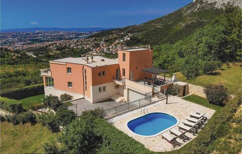 Lovely home in Solin with sauna