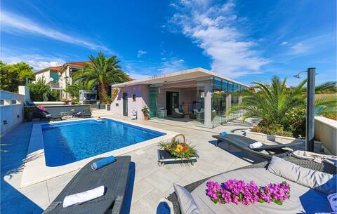5 bedroom cozy home in Okrug Donji