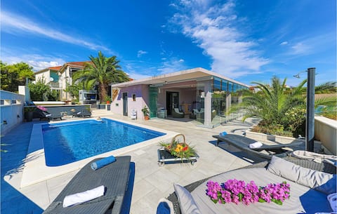 5 bedroom cozy home in Okrug Donji