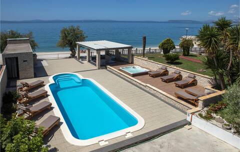 Nice home in Podstrana with jacuzzi
