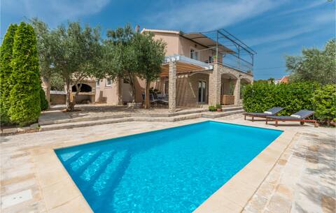 Nice home in Dobropoljana