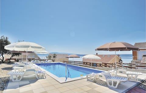 Cozy apartment in Posedarje with house sea view