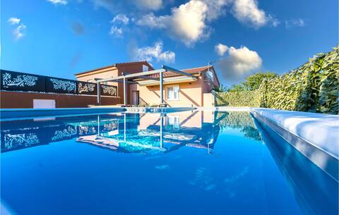 Beautiful home in Vir with jacuzzi