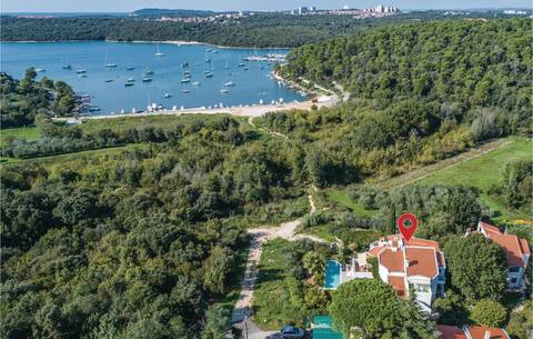Nice apartment in Pula with WiFi