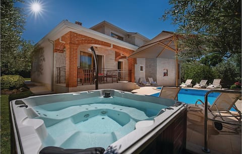 Popular Airbnb listing: Luxurious home in Tar in Červar