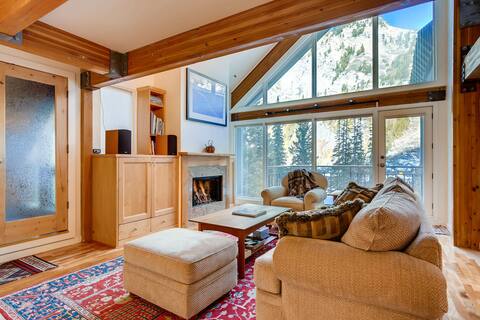 Mountain Modern Ski-in/out Townhome with Hot Tub