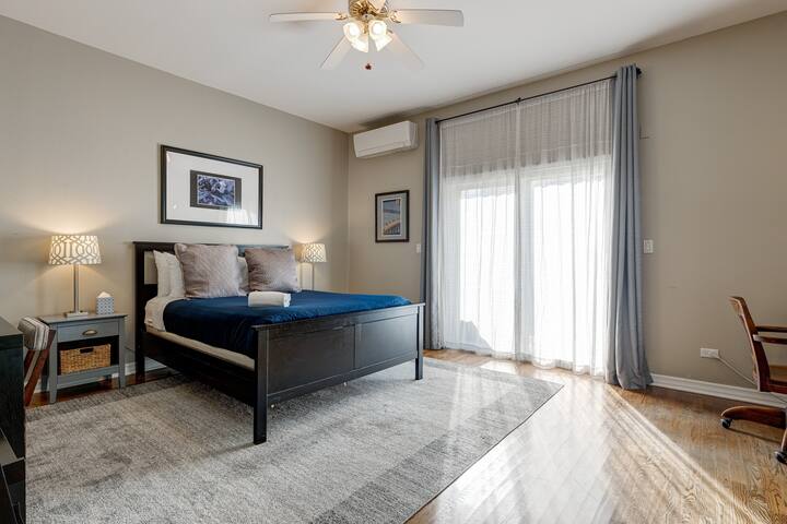 Spacious & Elegant Old Town Duplex gallery image 2