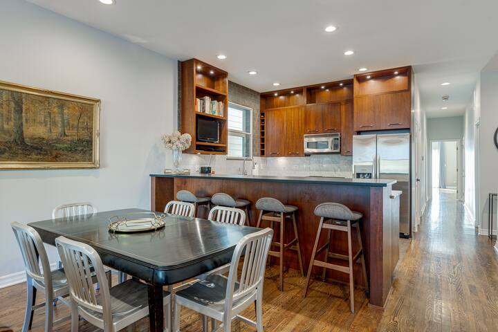 Spacious & Elegant Old Town Duplex gallery image 3