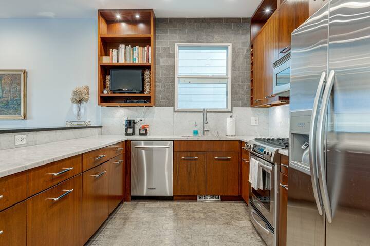 Spacious & Elegant Old Town Duplex gallery image 4