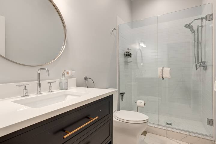 Spacious & Elegant Old Town Duplex gallery image 5