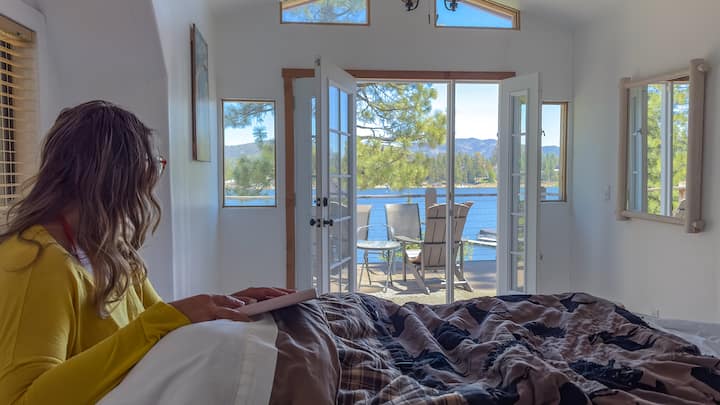 加大双人床，配有紫色品牌床垫，法式门通往露台，可欣赏美丽的湖景，拱形天花板和吊扇-二楼