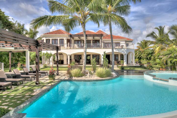 Arrecife 23 – Luxe Escape with Dazzling Golf Views