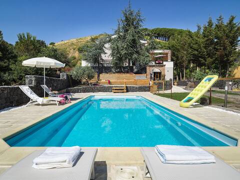 Luxury villa with pool on the slopes of Etna