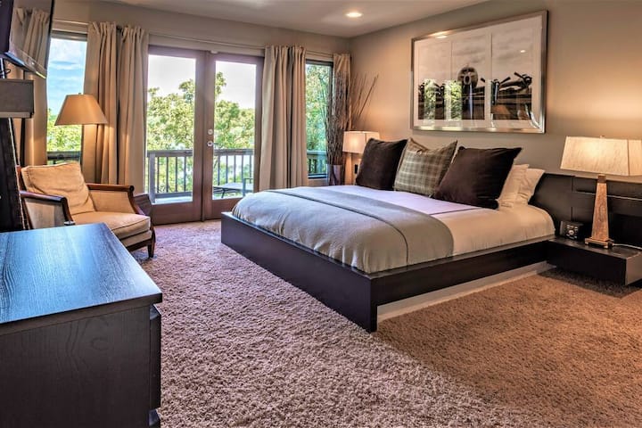 เตียงหมอนขนาดคิงไซส์พร้อมหมอนหนุน  ระเบียงส่วนตัวของคุณมองเห็นอ่าว