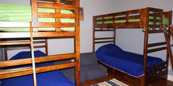 მე-3 საძინებლის ორსართულიანი ოთახი ორი ორსართულიანი საწოლით!