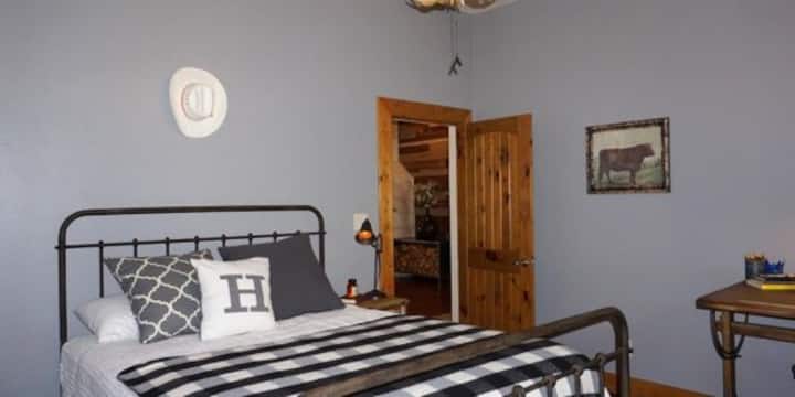 მე-2 საძინებელი 152 × 203 სმ ზომის საწოლით