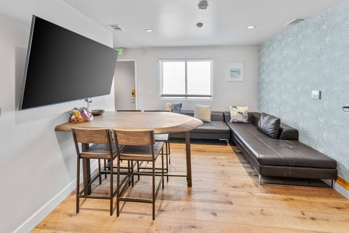 Hawaiian Loft 6BR for 24 Guests + Beachy Speakeasy gallery image 4