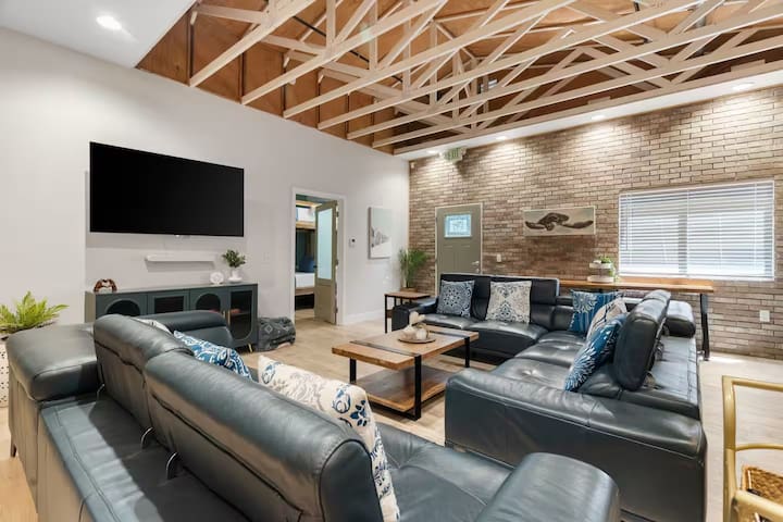 Hawaiian Loft 6BR for 24 Guests + Beachy Speakeasy gallery image 2