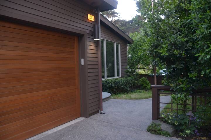 Luxury Zen Beach Home w/Hot Tub 1 block to Beach gallery image 4