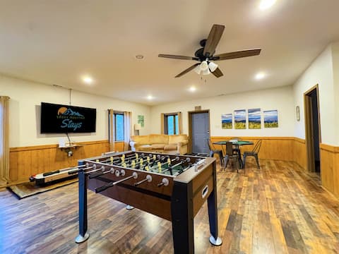Super Spacious Cabin | Mountain Views - Game Room