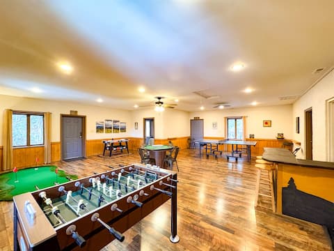 Super Spacious Cabin | Mountain Views - Game Room