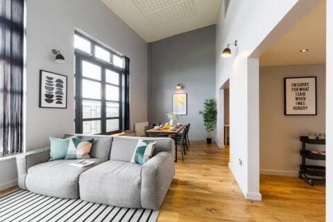 Top performing Airbnb: Loft Penthouse + gated parking + 300mbps Wi-Fi in Keresley