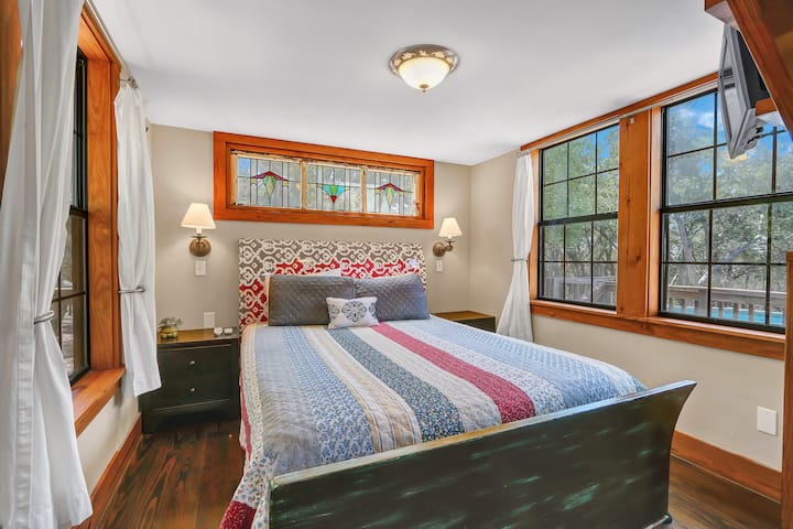 Მყუდრო საძილე სივრცე საწოლით