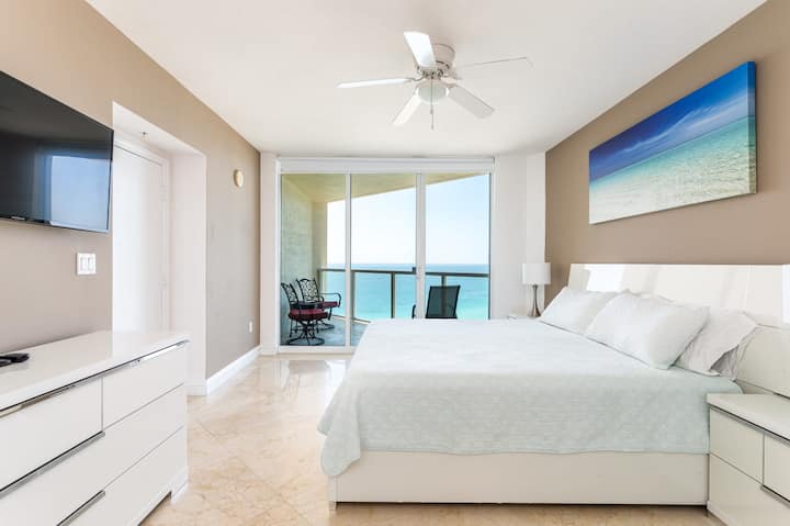 Неверојатна главна спална соба со поглед на океанот.