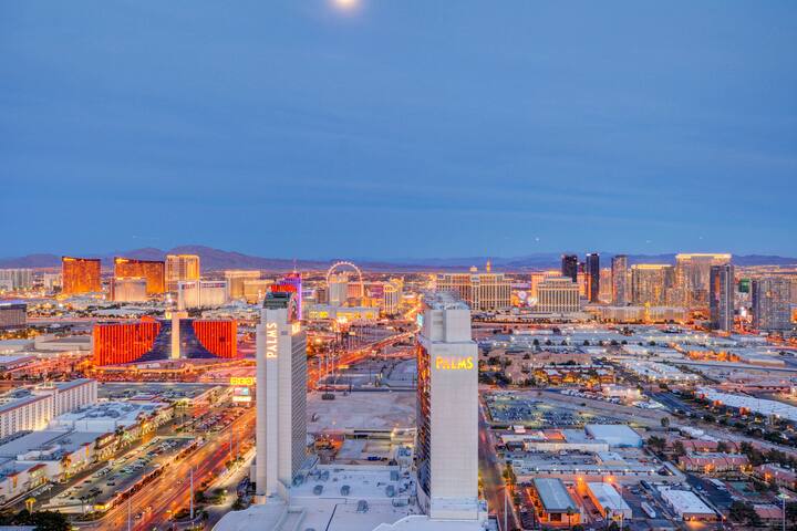 PH57th Floor Luxury Penthouse | StripView/Jacuzzi gallery image 2