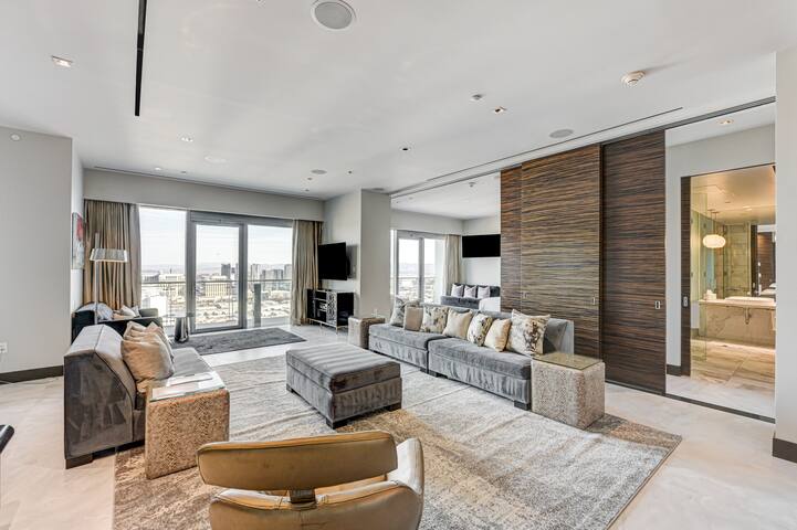 PH57th Floor Luxury Penthouse | StripView/Jacuzzi gallery image 5