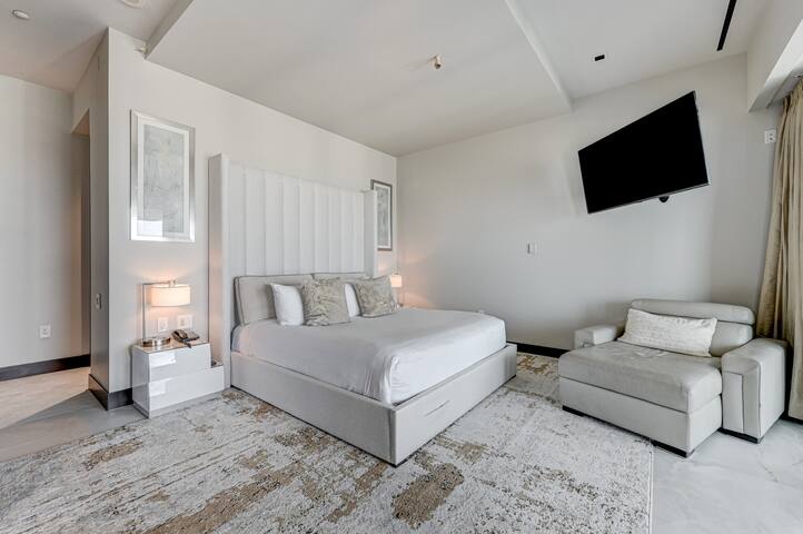 PH57th Floor Luxury Penthouse | StripView/Jacuzzi gallery image 4