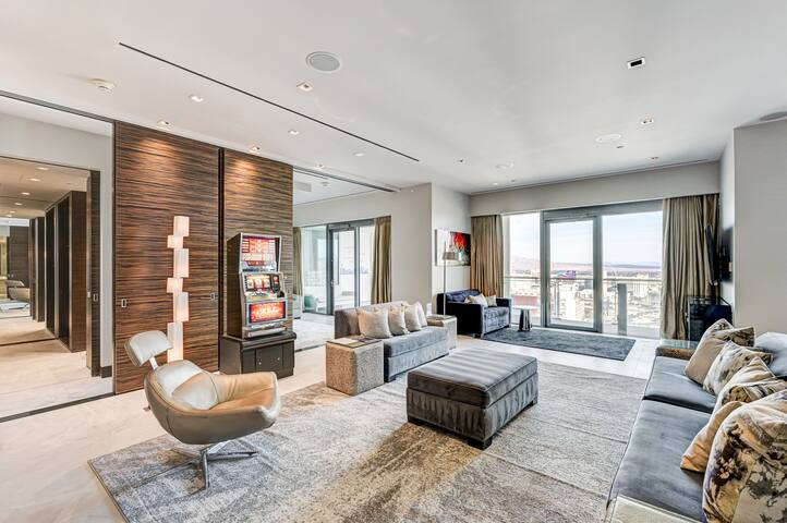 PH57th Floor Luxury Penthouse | StripView/Jacuzzi gallery image 3