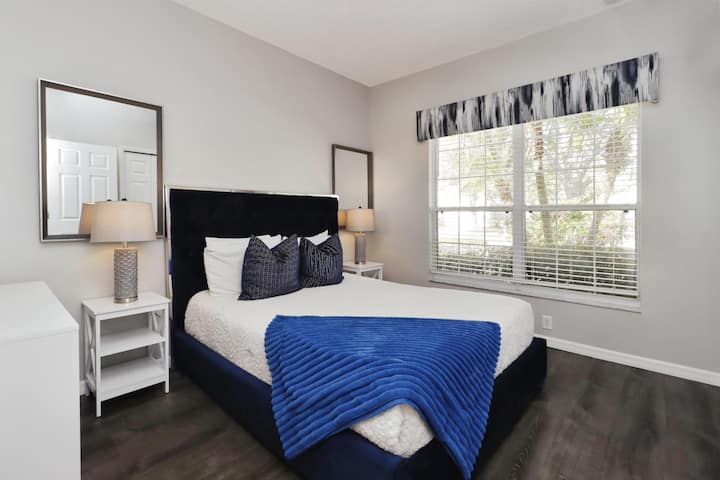 Брачен кревет (широк 150-179 см), плакар за лизгање, тавански вентилатор, телевизор со рамен екран. Приватната бања има туш над кадата и мијалник.