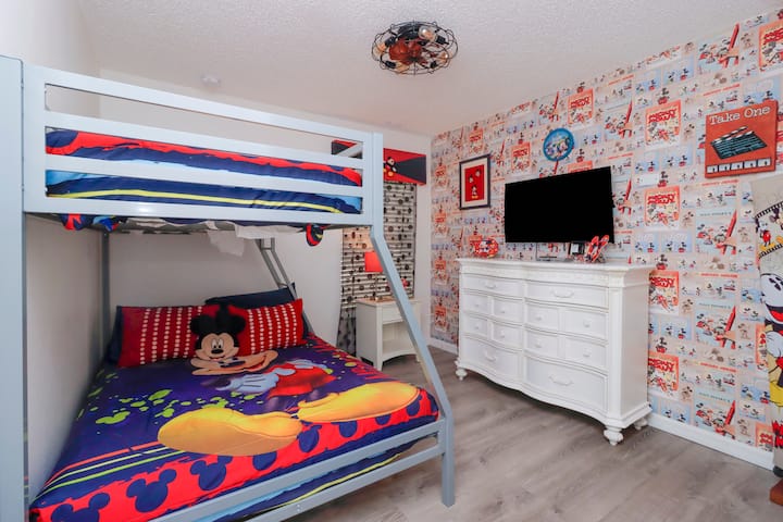 Влезете во магичното одморалиште со тема Мики Маус, весела и динамична спална соба дизајнирана да го оживее легендарниот лик на Дизни.